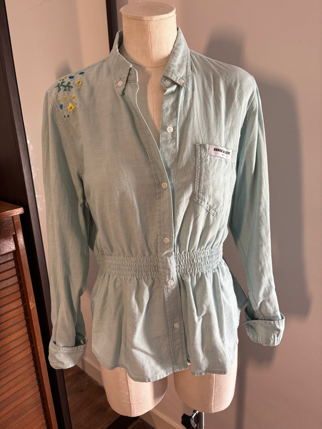 Chemisier femme upcyclé vert d'eau brodé