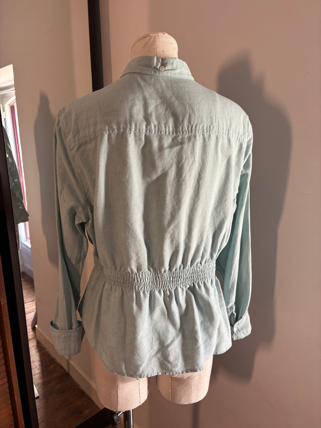 Chemisier femme upcyclé vert d'eau brodé